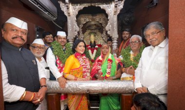 बा विठ्ठला...राज्यातील सर्व जनतेला सुखी व समाधानी ठेवून सर्वांच्या मनोकामना पूर्ण कर   - उपमुख्यमंत्री देवेंद्र फडणवीस यांचे श्री विठ्ठलाचरणी साकडे