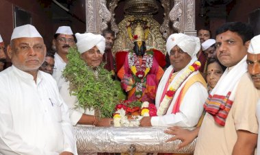 श्री पांडुरंग पालखी सोहळाचे श्रींच्या पादुकांचे मंदिरातून श्री क्षेत्र आळंदीकडे प्रस्थान