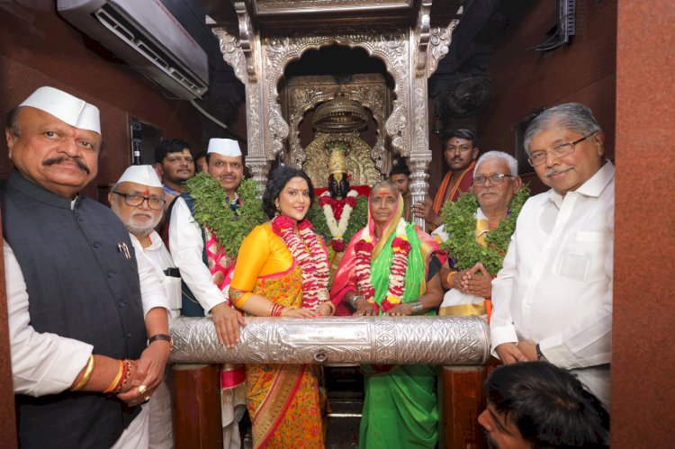 बा विठ्ठला...राज्यातील सर्व जनतेला सुखी व समाधानी ठेवून सर्वांच्या मनोकामना पूर्ण कर   - उपमुख्यमंत्री देवेंद्र फडणवीस यांचे श्री विठ्ठलाचरणी साकडे