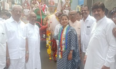 भगवान महावीर जयंती निमित्त आमदार प्रणिती शिंदे यांनी दिगंबर जैन मंदिरात जाऊन घेतले दर्शन.