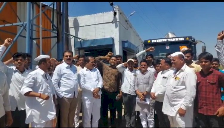 दोडला डेअरीकडून शेतकऱ्यांची लूट पंढरपूर तालुक्यातील शेतकरी आक्रमक.
