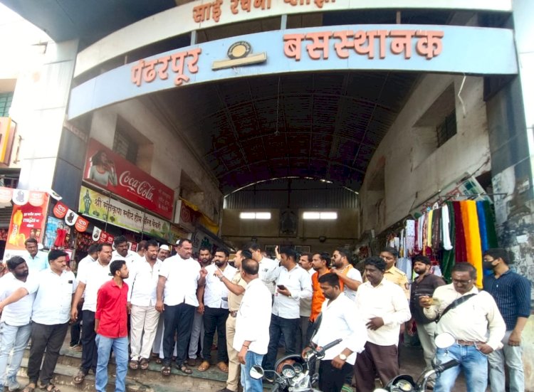 बस स्थानक परिसरातील घाणीचे साम्राज्य पाहून आमदार समाधान आवताडे संतापले. अधिकाऱ्यांना घेतले फैलावर