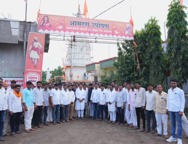 अंतरवाली सराटी येथे चेअरमन अभिजीत पाटलांनी मनोज जरांगे पाटलांच्या उपोषणाला दिली भेट