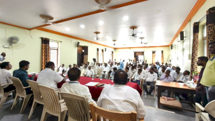 आमदार समाधान आवताडे यांनी घेतली बँक अधिकाऱ्यांची आढावा बैठक