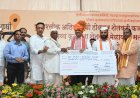 पुण्यश्लोक अहिल्यादेवी होळकर कर्जमुक्ती योजनेअंतर्गत' शेतकऱ्यांना कर्जमुक्ती प्रमाणपत्रांचे मुख्यमंत्री देवेंद्र फडणवीस यांच्या हस्ते वितरण*